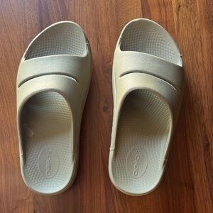 OOFOS Green Women's Sandals